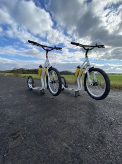 2x Terénní koloběžka Yedoo Mezeq (RunRun) – nadstandardní výbava