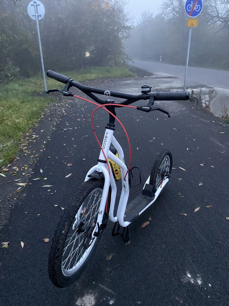 2x Terénní koloběžka Yedoo Mezeq (RunRun) – nadstandardní výbava