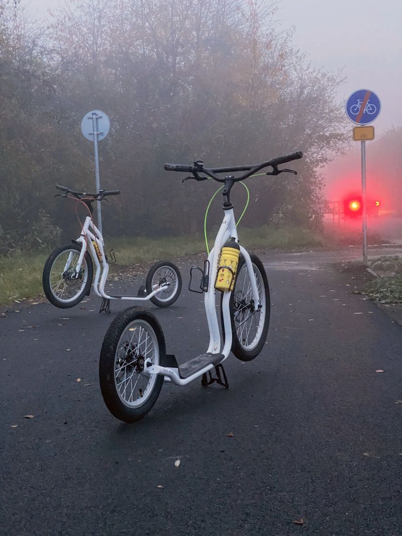 2x Terénní koloběžka Yedoo Mezeq (RunRun) – nadstandardní výbava