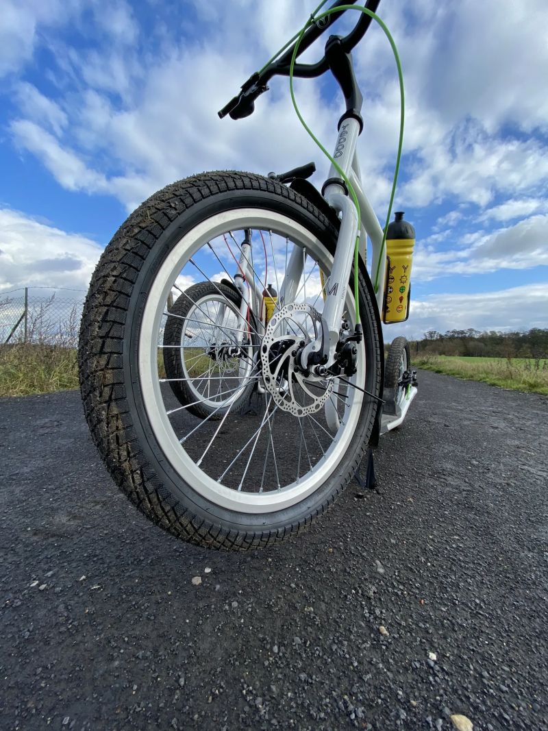 2x Terénní koloběžka Yedoo Mezeq (RunRun) – nadstandardní výbava