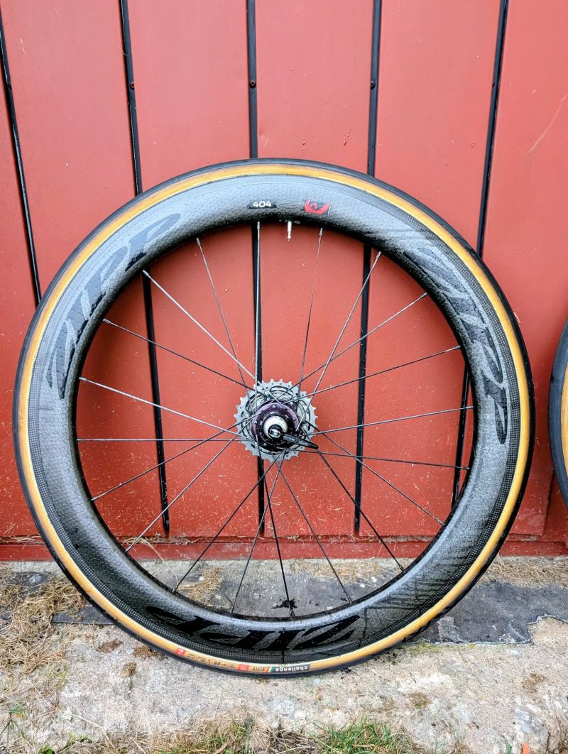 Zapletená kola Zipp 404 Firecrest + Chris King