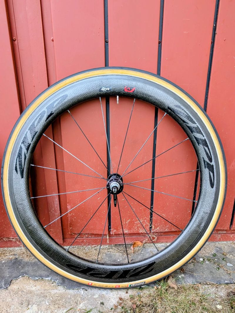 Zapletená kola Zipp 404 Firecrest + Chris King