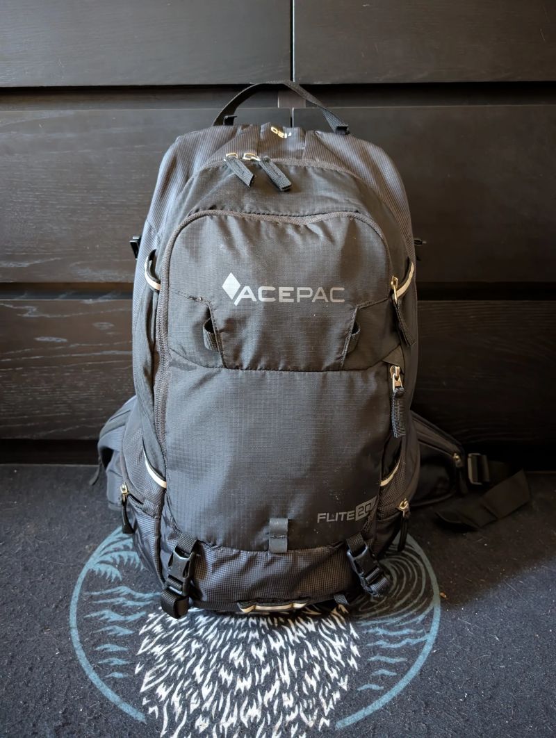 Acepac Flite 20 + chránič páteře 