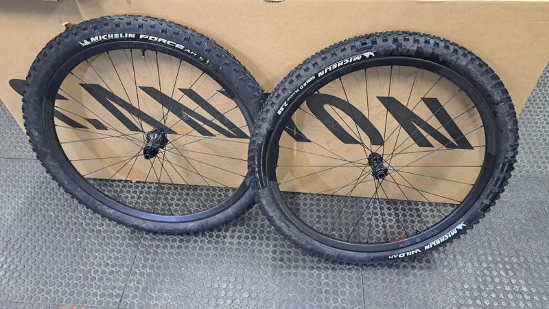 Zapletená kola 29" JAVAX M519RC-B521, Carbon, Boost, 28 děr, Centerlock