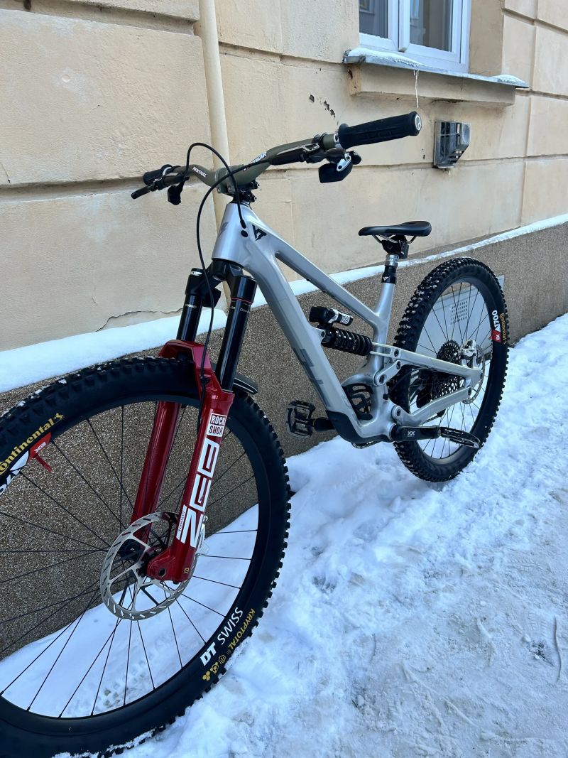 YT Capra CF Uncaged Flight attendant FA 