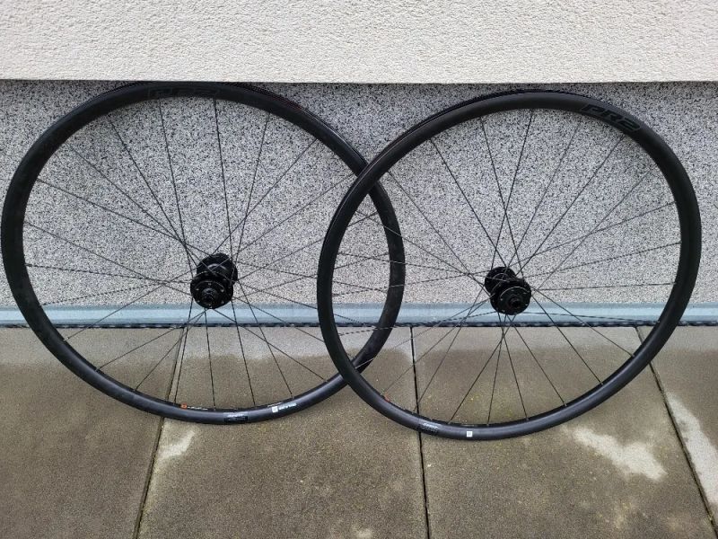 Bezdušová kotoučová silniční kola Giant PR-2