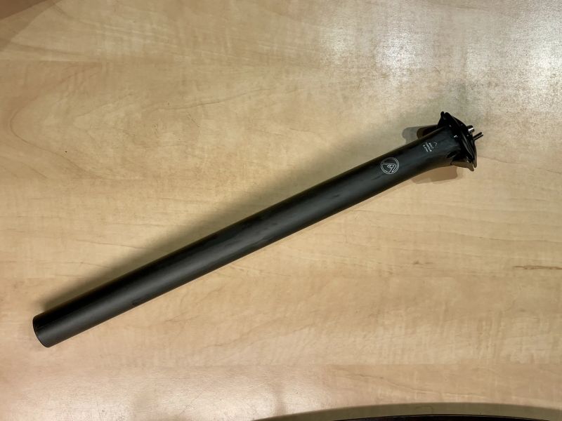 Karbonová sedlovka 30.9 mm, 400 mm offset 12mm