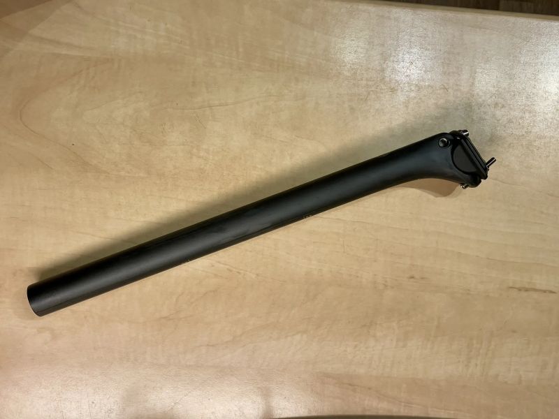 Karbonová sedlovka 30.9 mm, 400 mm offset 12mm