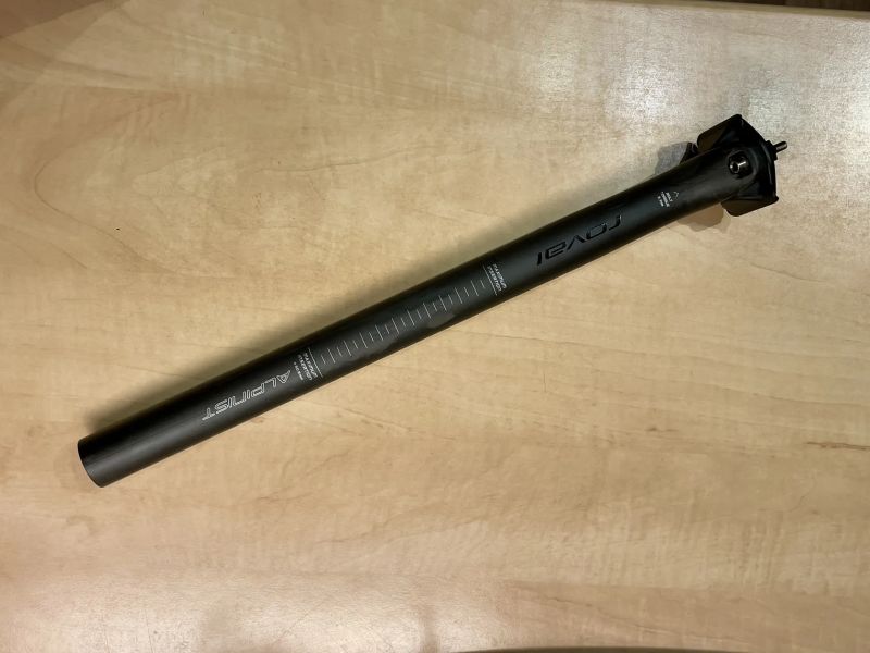 Karbonová sedlovka 30.9 mm, 400 mm offset 12mm