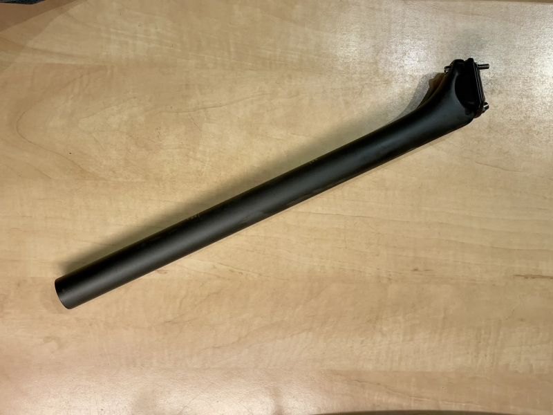 Karbonová sedlovka 30.9 mm, 400 mm offset 12mm