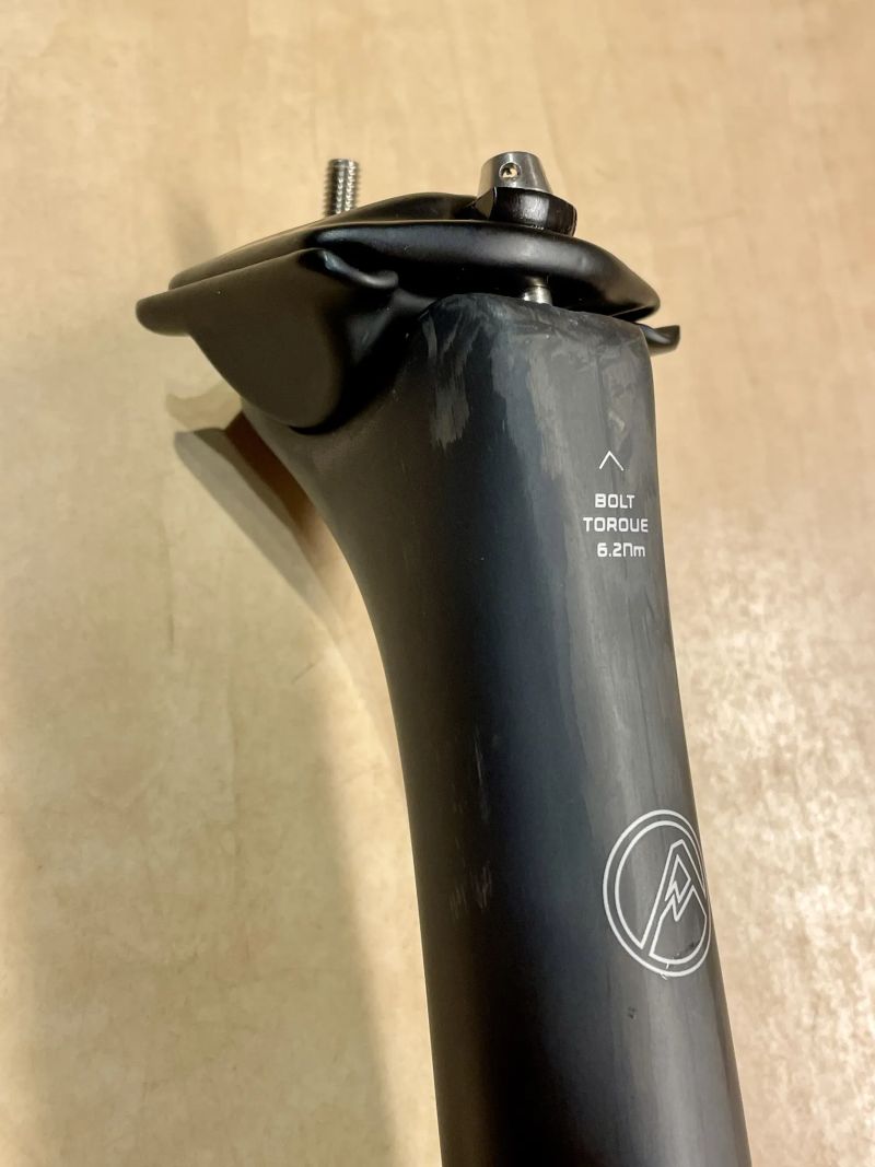 Karbonová sedlovka 30.9 mm, 400 mm offset 12mm