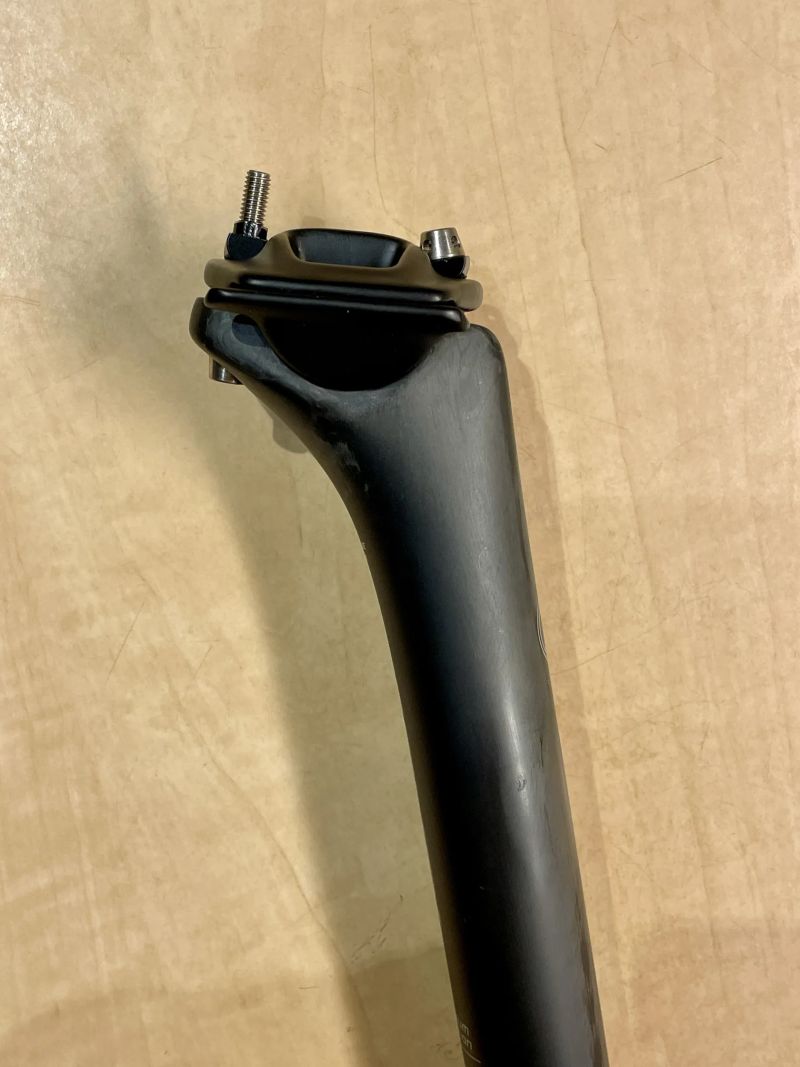 Karbonová sedlovka 30.9 mm, 400 mm offset 12mm