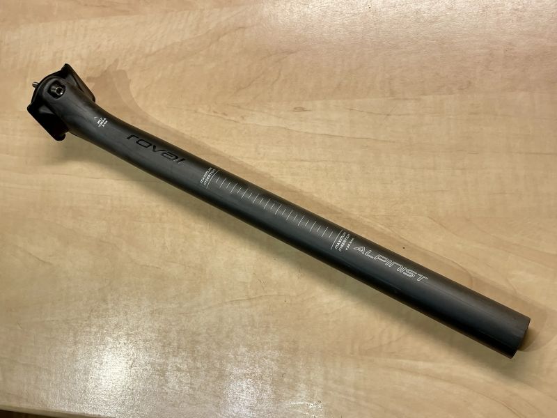 Karbonová sedlovka 30.9 mm, 400 mm offset 12mm