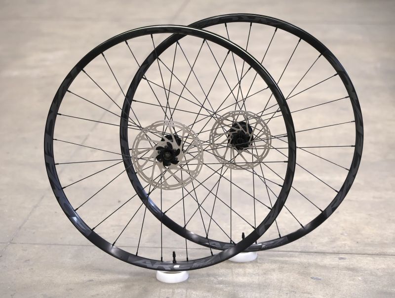 Nová nejetá kola Race Face/DT Swiss + kotouče Sram ZDARMA!