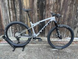 TREK horské kolo Supercaliber SLR 9.8 XT Gen 2 Argent Drizzle vel.L 