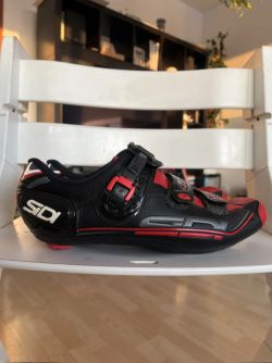 Velice zachovalé silniční karbonové tretry Sidi