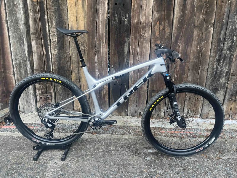 TREK horské kolo Supercaliber SLR 9.8 EAGLE 90 T-TYPE Gen. 2 Argent Drizzle, vel.XL