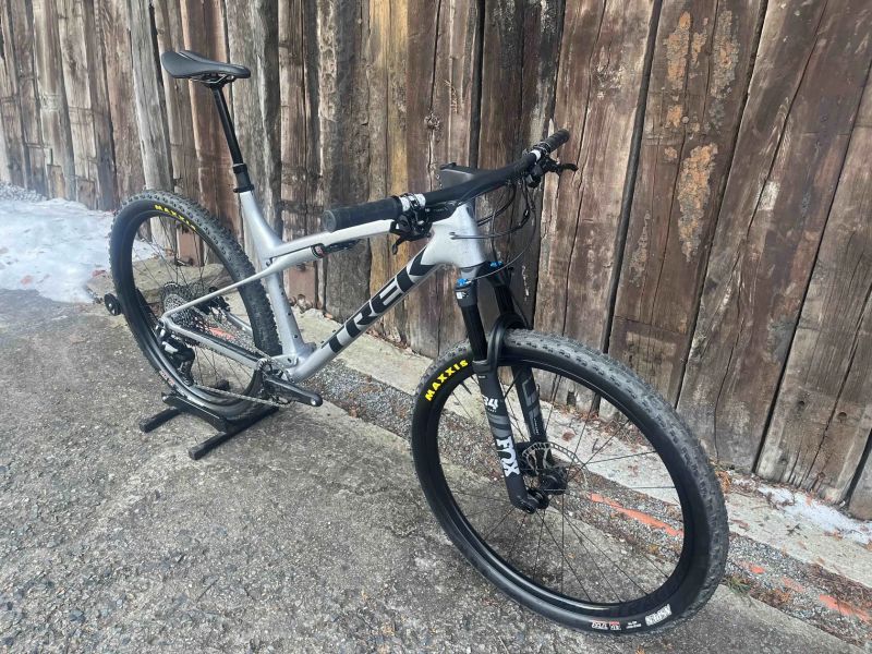 TREK horské kolo Supercaliber SLR 9.8 EAGLE 90 T-TYPE Gen. 2 Argent Drizzle, vel.XL