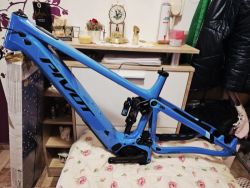 Nový rám Pivot Shuttle AM Pro Carbon Bosch 750Wh Large 2025