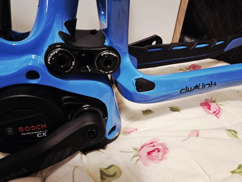 Nový rám Pivot Shuttle AM Pro Carbon Bosch 750Wh Large 2025