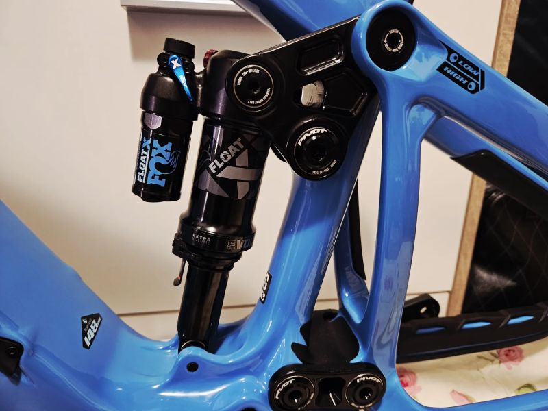 Nový rám Pivot Shuttle AM Pro Carbon Bosch 750Wh Large 2025