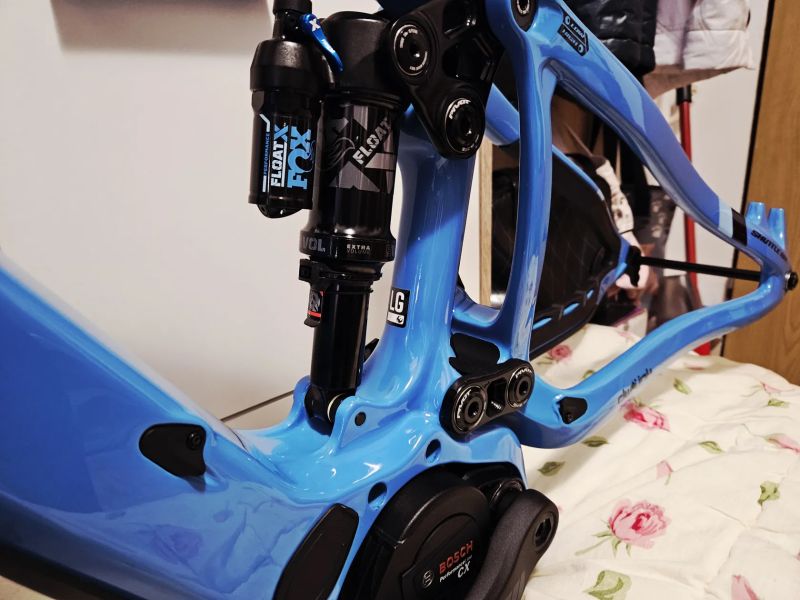 Nový rám Pivot Shuttle AM Pro Carbon Bosch 750Wh Large 2025