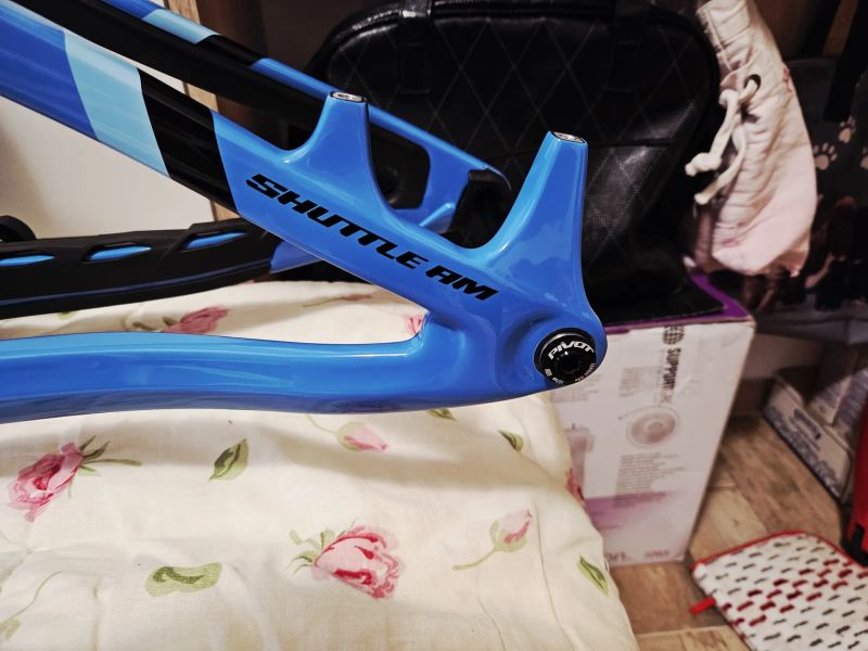 Nový rám Pivot Shuttle AM Pro Carbon Bosch 750Wh Large 2025