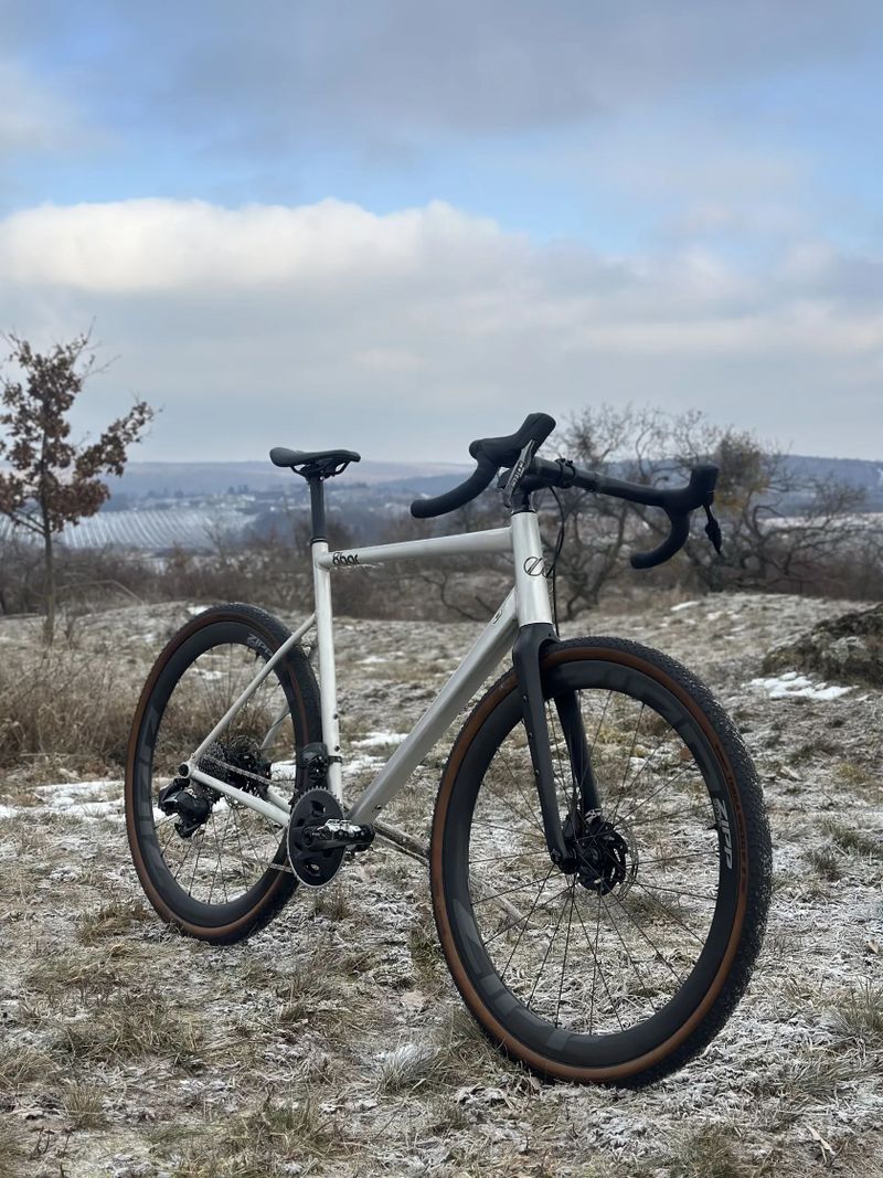 Gravel 8bar | ZIPP 303s, SRAM force