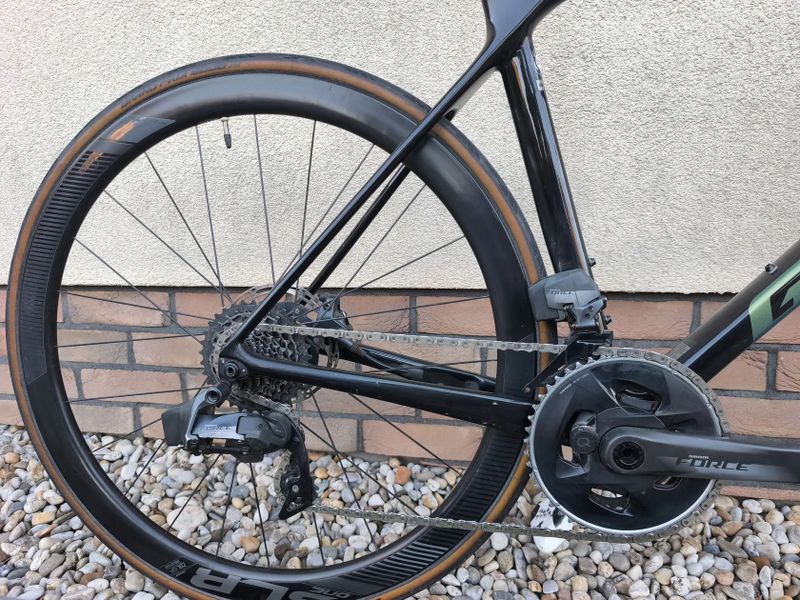 Giant TCR Sram Force AXS, karbonová kola SLR1