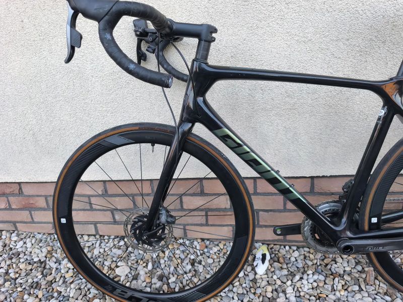 Giant TCR Sram Force AXS, karbonová kola SLR1