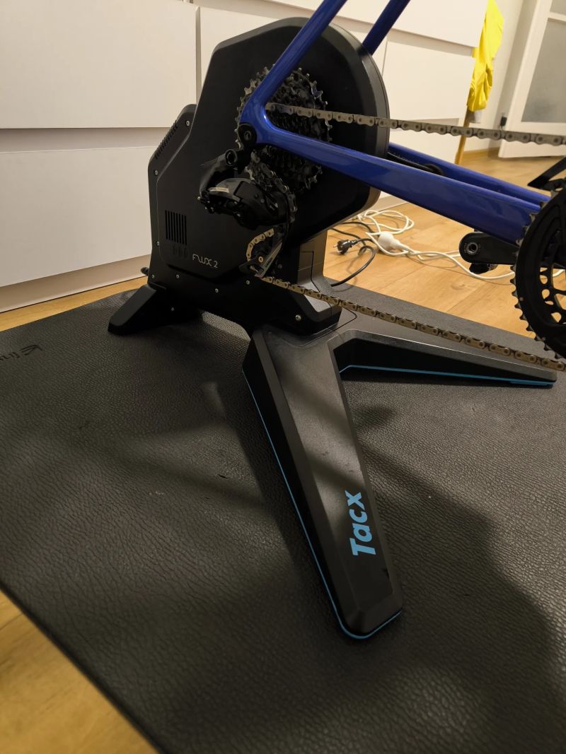 Tacx Flux Smart 2 Shimano ořech 11,12 sp. + Tacx (Skyliner) možnost vyzkoušet na aplikaci ROUVY