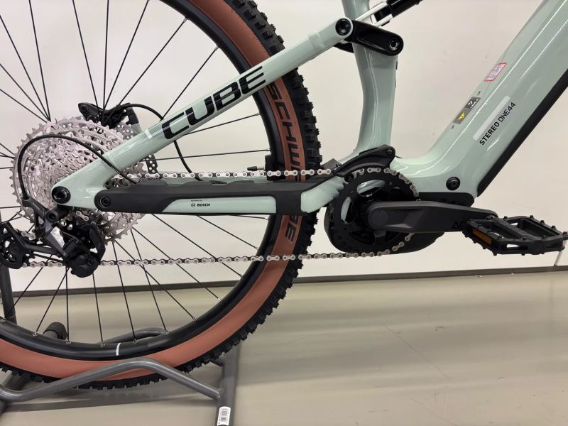 Cube Cube Stereo Hybrid ONE44 HPC Race 800