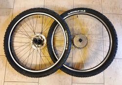 Pár kol 26" včetně obutí a devítikolečka