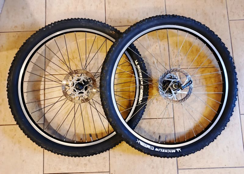 Pár kol 26" včetně obutí a devítikolečka