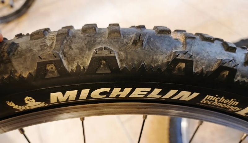 Pár kol 26" včetně obutí a devítikolečka