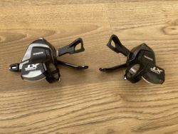 Shimano XT SL-M8000 2x11 rychlostí.