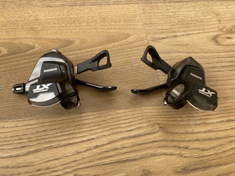 Shimano XT SL-M8000 2x11 rychlostí.