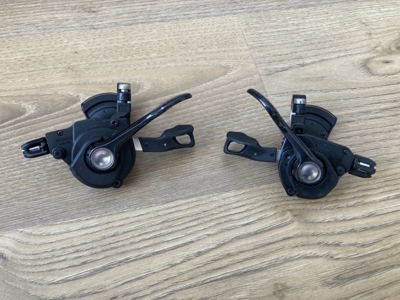 Shimano XT SL-M8000 2x11 rychlostí.