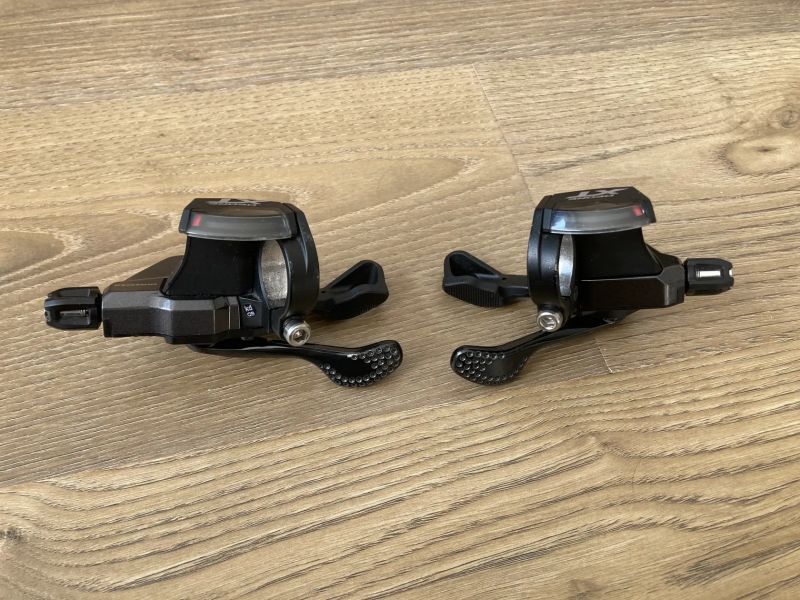 Shimano XT SL-M8000 2x11 rychlostí.