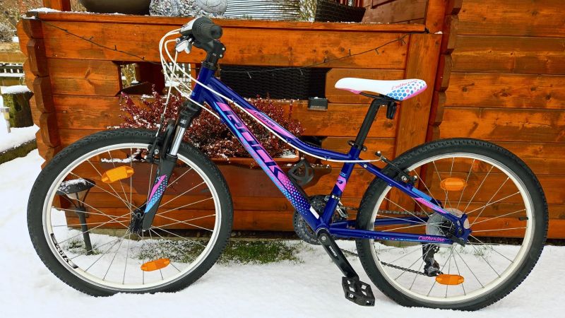 Divčí kolo 24" Rock Machine Catherine 7-12let postava 120-150cm minimálně použité.