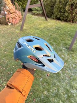 Giro Fixture modrá cyklo helma – 3 podpisy včetně Jakuba Vencla