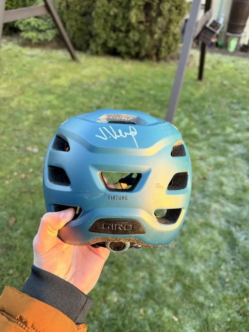 Giro Fixture modrá cyklo helma – 3 podpisy včetně Jakuba Vencla