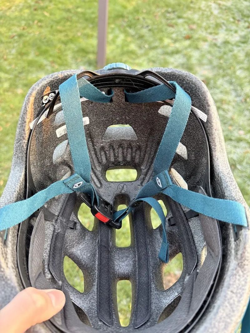 Giro Fixture modrá cyklo helma – 3 podpisy včetně Jakuba Vencla