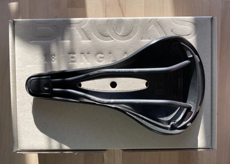 REZERVOVÁNO – Sedlo Brooks C15 Carved Black