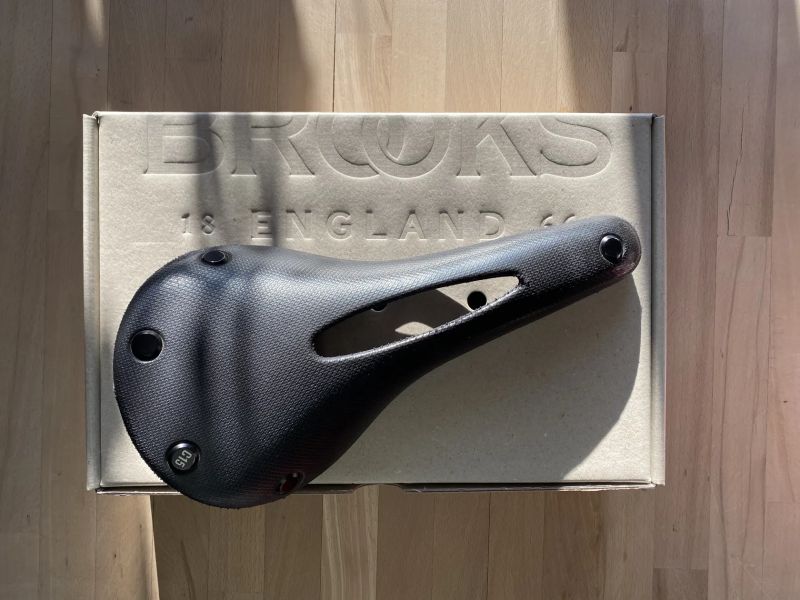 REZERVOVÁNO – Sedlo Brooks C15 Carved Black