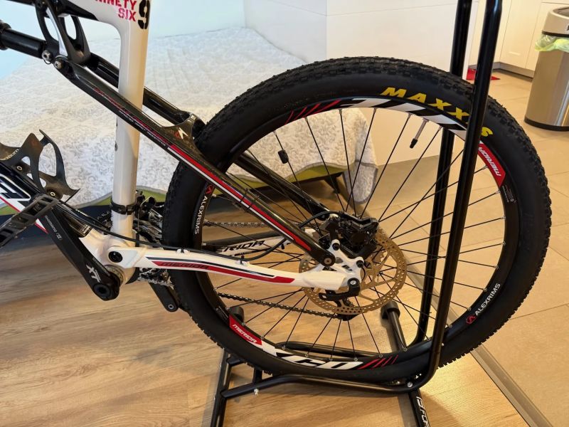 Merida 96 XT carbon ve vynikajícím stavu