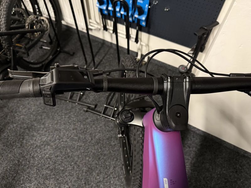 CUBE Reaction Hybrid ONE 800 vel.M 2026 NOVÝ MODEL