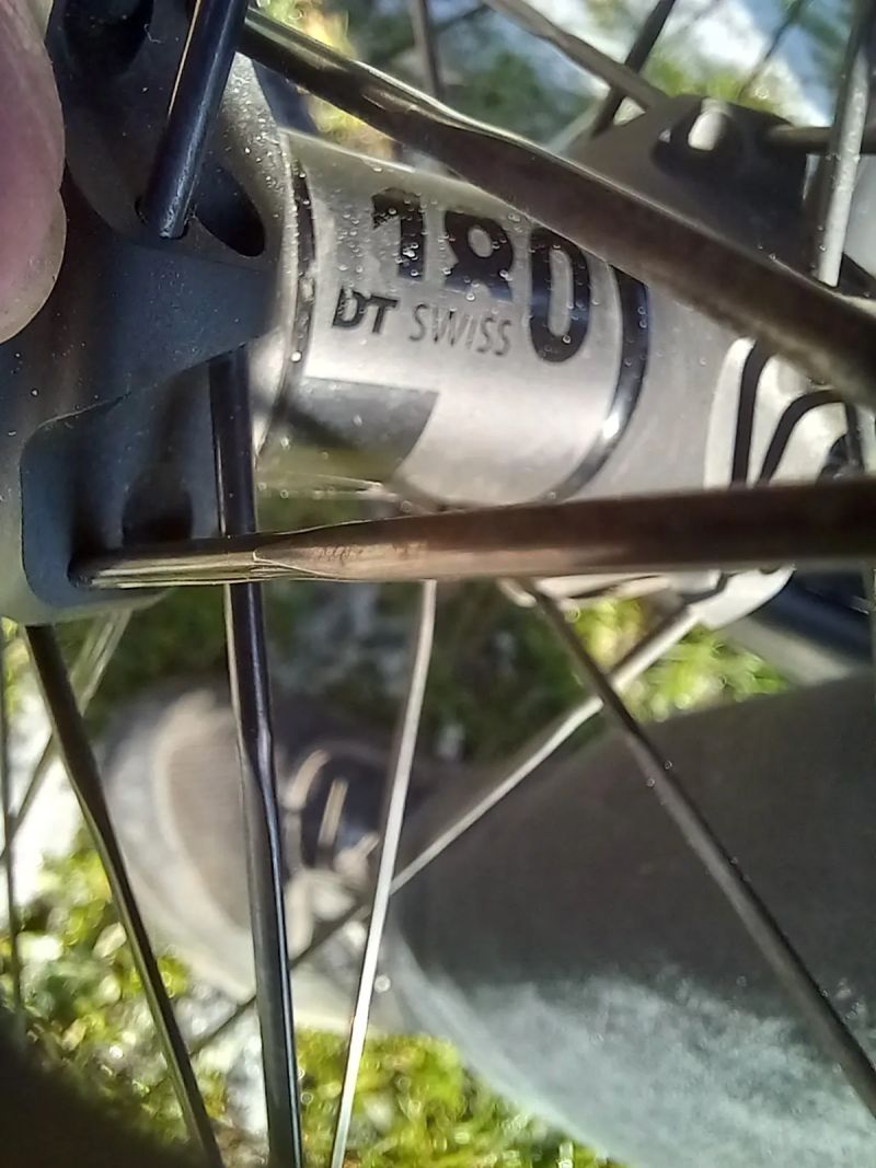 Prodám velice lehká galusková silniční kola na ráfkové brzdy váha 1115 g