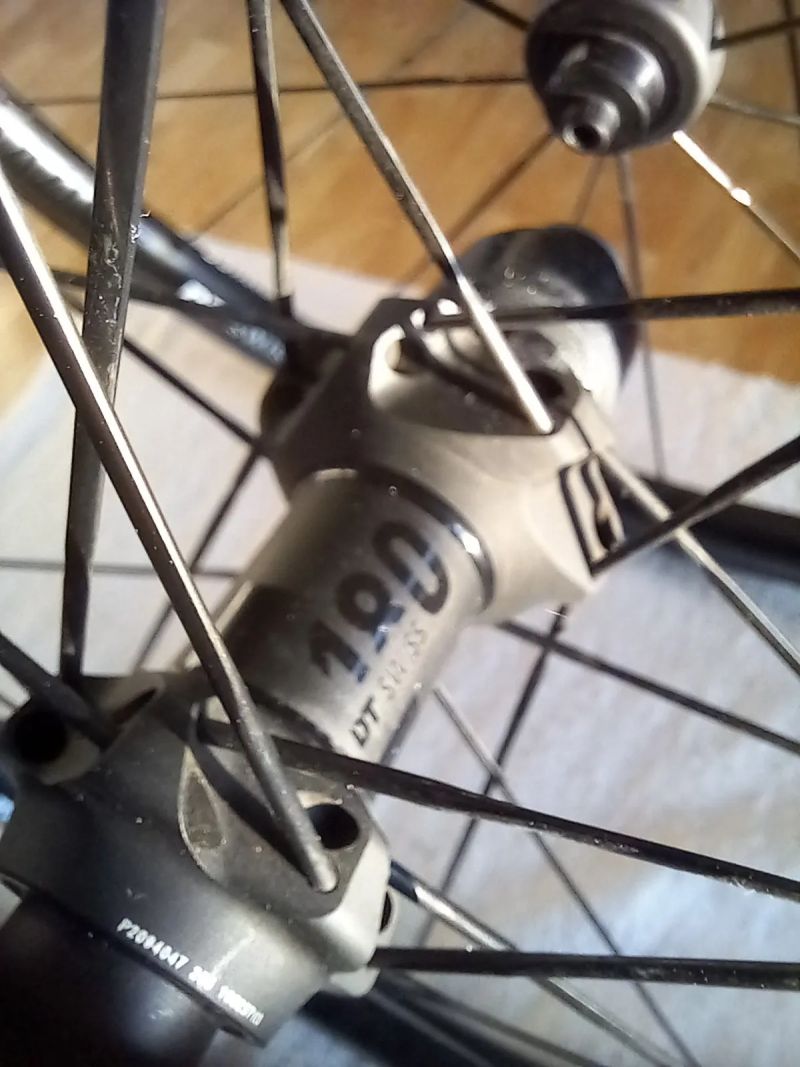 Prodám velice lehká galusková silniční kola na ráfkové brzdy váha 1115 g