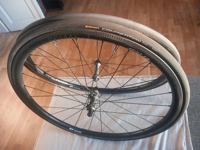 Prodám velice lehká galusková silniční kola na ráfkové brzdy váha 1115 g